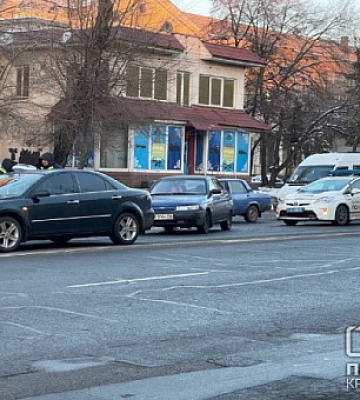 В Кривом Роге на 96 квартале столкнулись два автомобиля