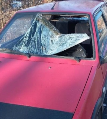 Брила льоду з вантажівки знову розтрощила авто у Рівному. Є травмовані