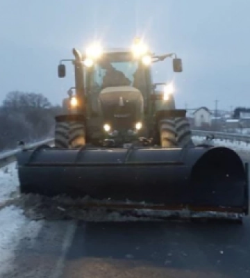Дороги Львівщини впродовж ночі 14 грудня очищували понад 100 спецмашин