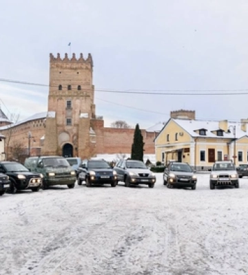 Лучани передали 10 автомобілів на потреби ЗСУ 