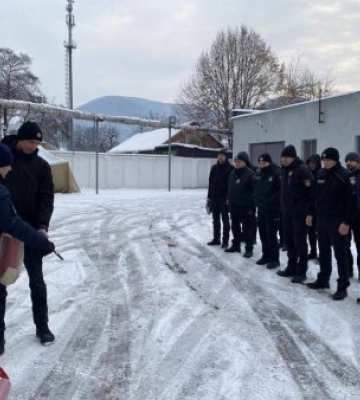Рятувальники вчили поліцейських як ліквідовувати пожежі за допомогою первинних засобів пожежогасіння