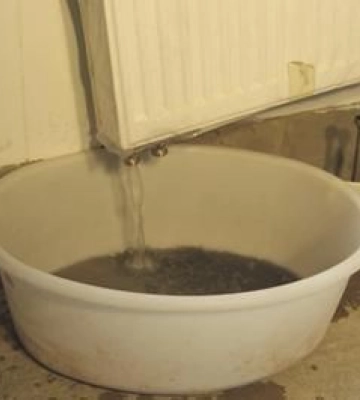 Миколаївці злили воду з батарей і залишили два будинки без опалення