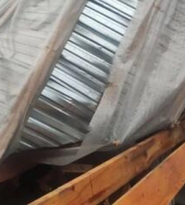 Влада відмовилась допомогти мешканцям аварійного будинку. ВІДЕО