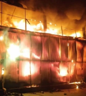 У Херсоні військові РФ обстріляли приватні склади, виникла пожежа