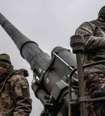 Українські артилеристи показали, як знищують росіян, які обстрілюють Херсон