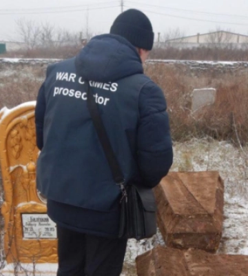 На Миколаївщині ексгумували тіла трьох неповнолітніх дівчат, які загинули під час обстрілу селища військами РФ. ФОТО