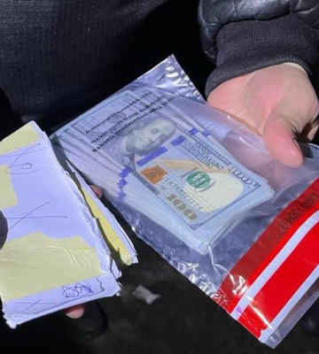 5000 доларів США за можливість виїхати за кордон