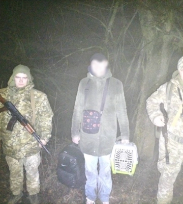 Прикордонники затримали ухилянта та кота, які хотіли незаконно перетнути держкордон. Фото