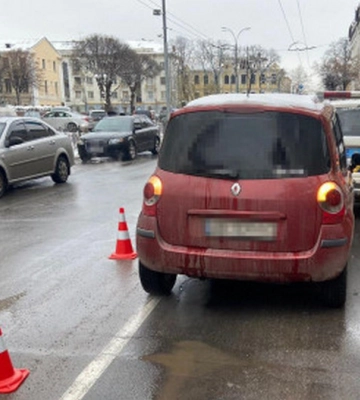 У Вінниці дівчина за кермом Renault збила жінку на пішохідному переході