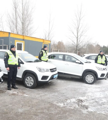 Американська ведуча й письменниця Мітці Пердью передала для поліції Київщини 8 автомобілів