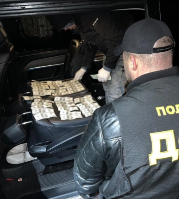 5000 доларів США за можливість виїхати за кордон