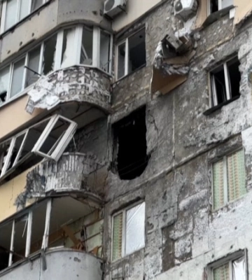 За 100 метрів від ОВА: росіяни вдарили по центру Херсона й вбили 2 людей