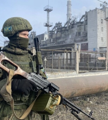 "Дорога життя": окупанти майже не пропускають людей через блокпост у Василівці