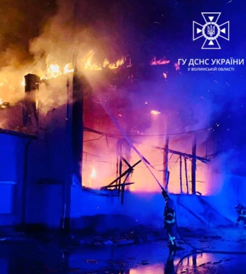 На луцькому Центральному ринку – масштабна пожежа, горів торговий павільйон