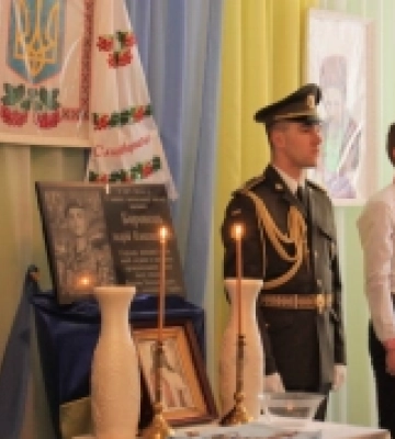 На честь загиблого з Дубенщини, який обороняв Київ, відкрили меморіальну дошку