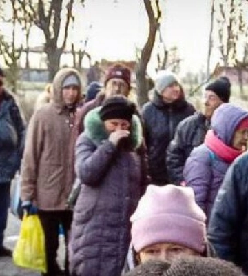 Сотні маріупольців на холоді годинами у чергах чекають на теплу їжу, - Андрющенко. ФОТОрепортаж