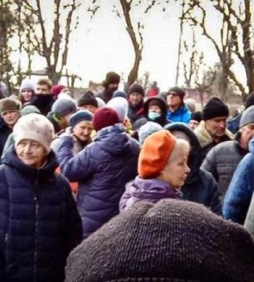 Сотні маріупольців на холоді годинами у чергах чекають на теплу їжу, - Андрющенко. ФОТОрепортаж