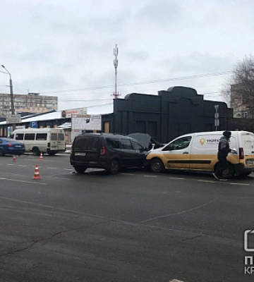 У Кривому Розі зіштовхнулись дві автівки