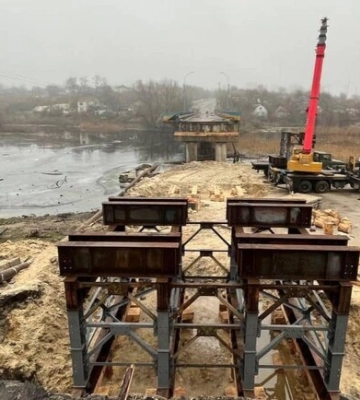 Замість підірваного: у Балаклії зводять тимчасовий міст до лікарні 