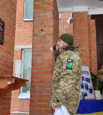 На Полтавщині відкрили меморіальну дошку загиблому воїну Олександру Кривку