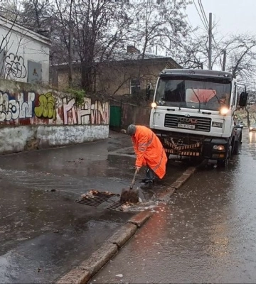Негода в Одесі: комунальники працюють у посиленому режимі