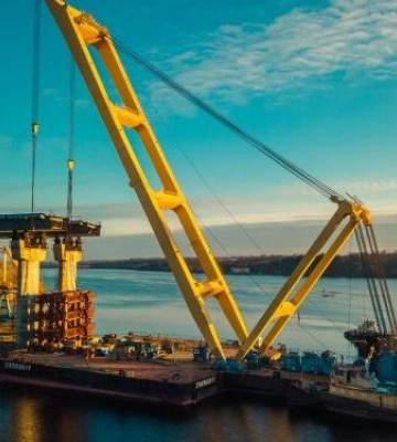 Російські окупанти знищили плавкран, який будував мости в Запоріжжі