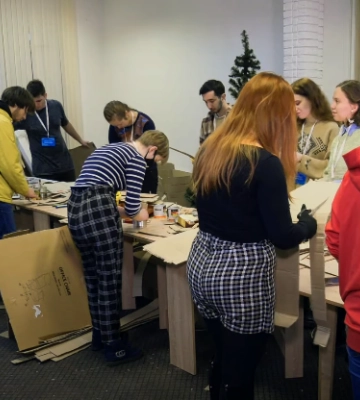 Молодь Дніпра виготовляє окопні свічки для ЗСУ. Відео