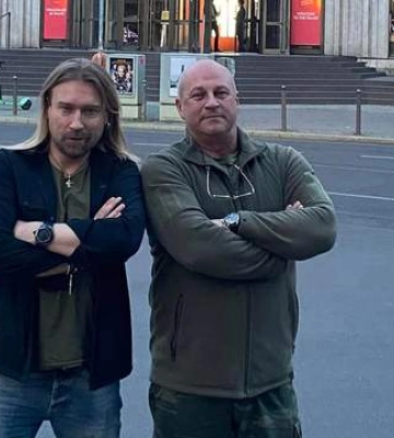 Олег Винник, який пішов з соцмереж, показався на фото з Берліна: як він виглядає