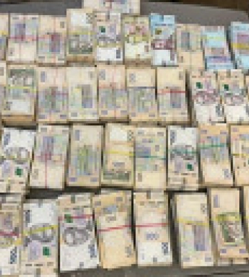 Детективы БЭБ во Львовской области изъяли наличные и электронные сигареты более чем на 26 млн грн