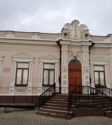 В Ізмаїлі з фасаду музею Суворова зняли вивіску та флагштоки: що відбувається?