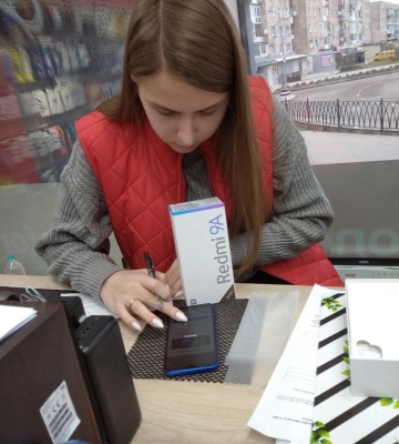 На Рівненщині переселенка з Донецької області плете маскувальні сітки і бере участь у благодійних проєктах