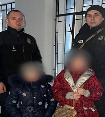 Криворізькі патрульні допомогли маленьким дівчатам, які заблукали у місті