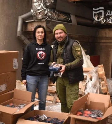Волонтери Дніпра передали бійцям та переселенцям велику партію гуманітарних вантажів