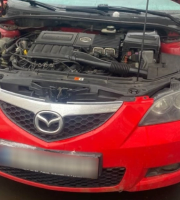 В Киеве патрульные остановили авто Mazda, которое двигалось с нарушением ПДД: оказалось, что оно разыскивается