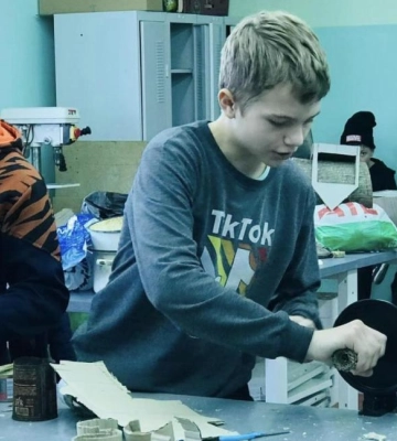 У ліцеї біля Луцька школярі виготовляють окопні свічки для військових