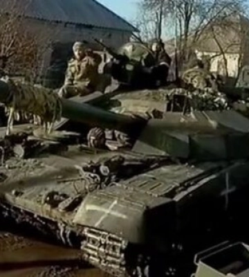 Украинский танк Т-64БМ &quot;Булат&quot; буксирует трофейную САУ &quot;Мста-С2&quot;. ВИДЕО