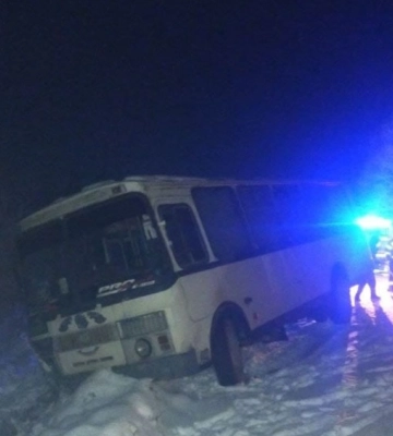 У Луцькому району у снігових заметах застяг автобус з 11 пасажирами