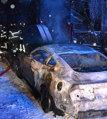 У гаражі під Львовом згоріли два автомобілі Ford Mustang 