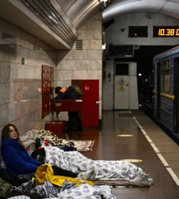Рух метро у Києві тимчасово зупинено на всіх гілках, станції працюють як укриття, - Кличко