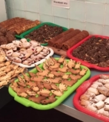 Десятки кілограмів домашньої випічки приготували на фронт господині з громади на Рівненщині