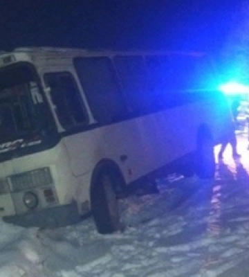 У Луцькому району у снігових заметах застяг автобус з 11 пасажирами