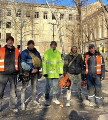 Волонтери &quot;Добробату&quot; допомагають відновлювати коледж у Миколаєві