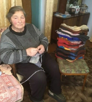 Пенсіонерки без упину в`яжуть теплі шкарпетки на фронт
