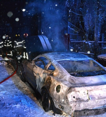 У гаражі під Львовом згоріли два автомобілі Ford Mustang 