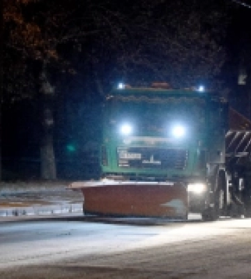 Рівненські дорожники чистять вулиці міста від криги та снігу