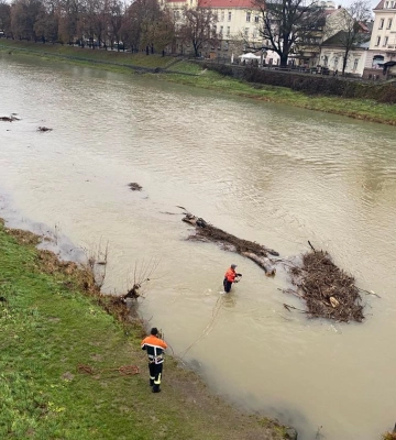 В Ужгороді розчищають Уж від захаращень