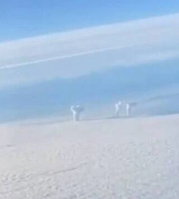 Видніються вибухи від ракетних ударів по Україні: відео з літака над Молдовою