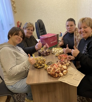 Гімназія Корабельного району отримала 500 цибулин різних квітів з Нідерландів