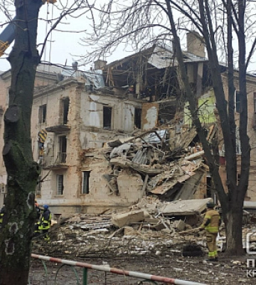 Первые фото с места попадания ракеты в жилой дом в Кривом Роге