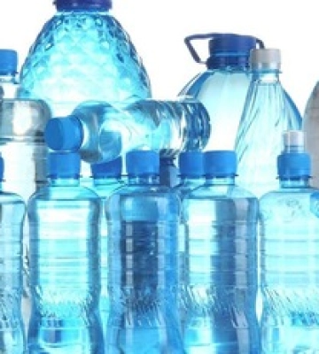 Питна вода в Києві буде на базарах та в магазинах: оприлюднено перелік мереж, які працюватимуть без світла